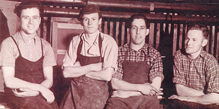 Herkenhoff Firmengeschichte 1953, Tischlermeister Heinrich Herkenhoff mit seinem Team
